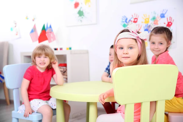 Bambini Seduti Nella Scuola Materna — Foto Stock