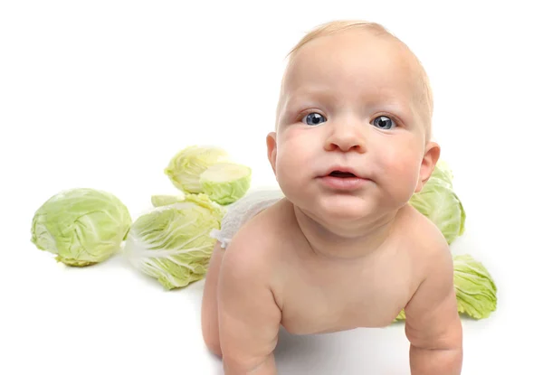 美しい赤ちゃんと緑のキャベツ — ストック写真