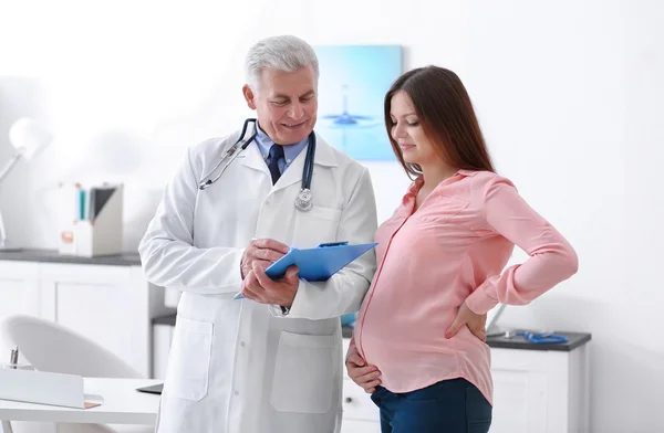 Jovem Grávida Visitante Médico — Fotografia de Stock