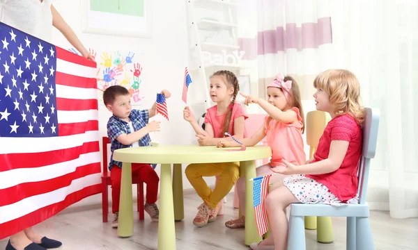 Children and American flag — Stock Photo, Image