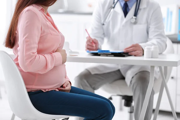 Mujer embarazada que visita al médico —  Fotos de Stock