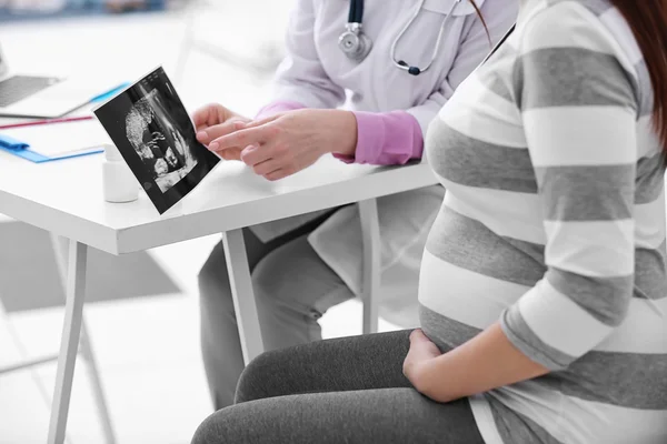 Wanita hamil mengunjungi dokter — Stok Foto