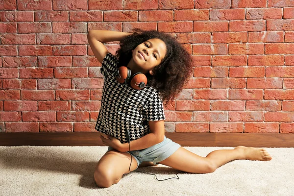 Menina afro-americana com fones de ouvido — Fotografia de Stock