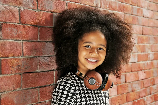 Afro-Amerikaanse meisje met koptelefoon — Stockfoto