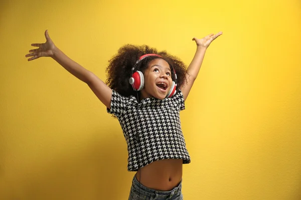 Afro-American little girl with headphones — Stock Photo, Image