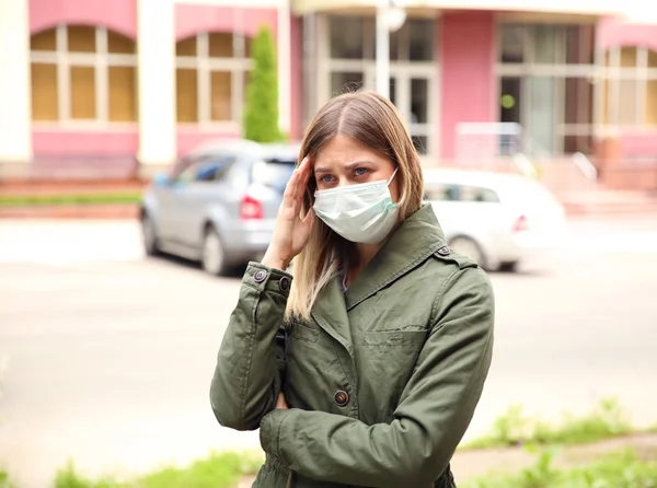 Mujer usando máscara en la calle — Foto de Stock