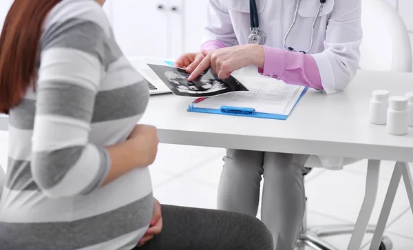 गर्भवती महिला डॉक्टर भेट देत — स्टॉक फोटो, इमेज
