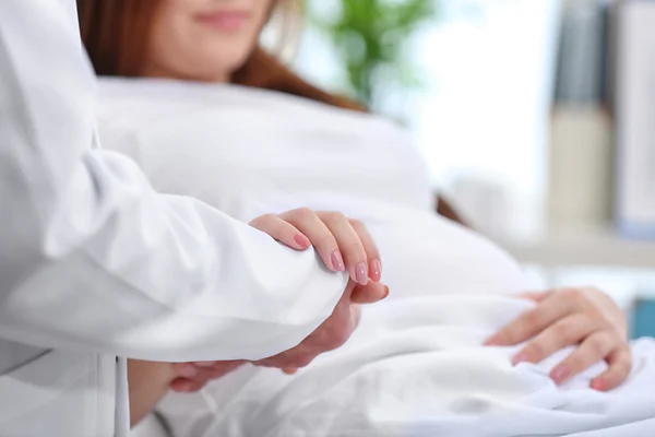 Médico segurando grávida — Fotografia de Stock