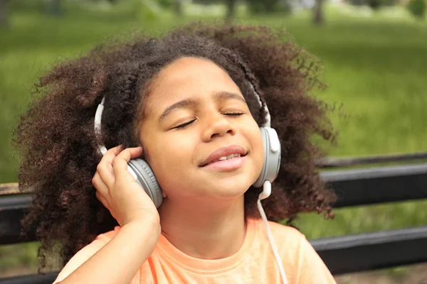 Afro-American liten flicka lyssna på musik — Stockfoto