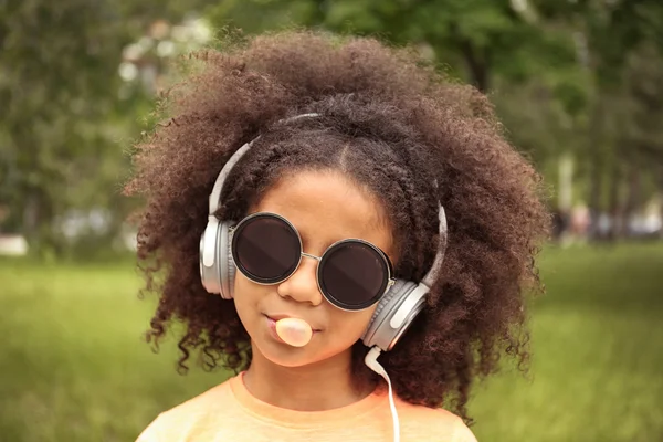 Afro-American holčička s sluneční brýle — Stock fotografie