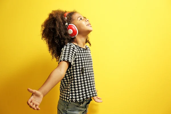 Afro-American holčička se sluchátky — Stock fotografie
