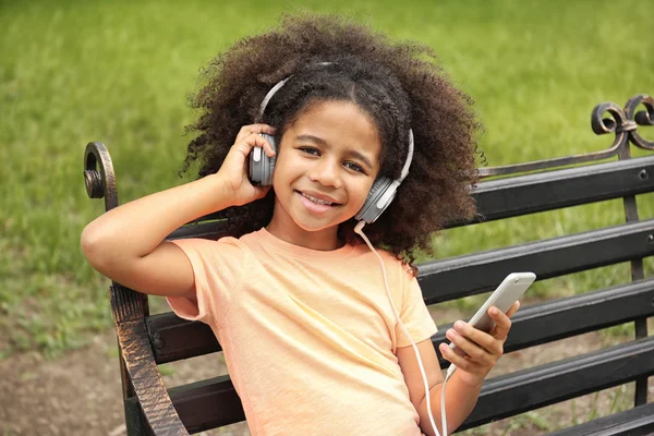 Afro-American holčička poslechu hudby — Stock fotografie