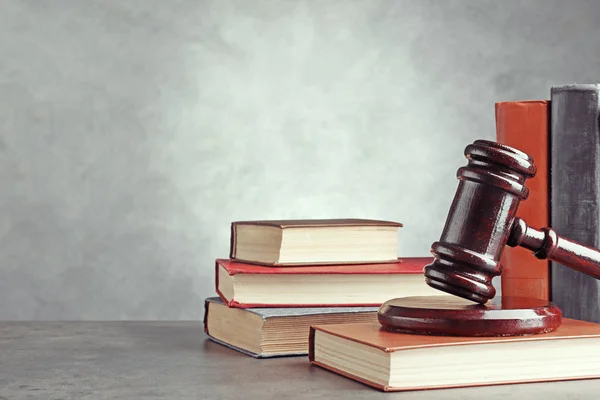 Gavel and books on table — Stock Photo, Image