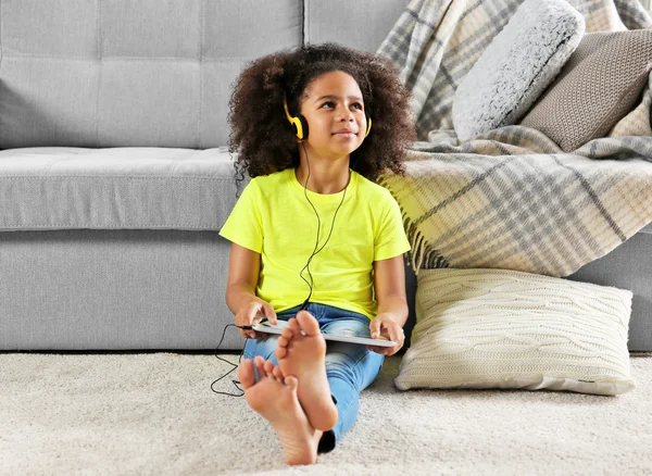 Afroamerikanisches kleines Mädchen mit Kopfhörern — Stockfoto