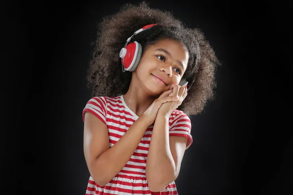 Afro-amerykański dziewczynka ze słuchawkami — Zdjęcie stockowe
