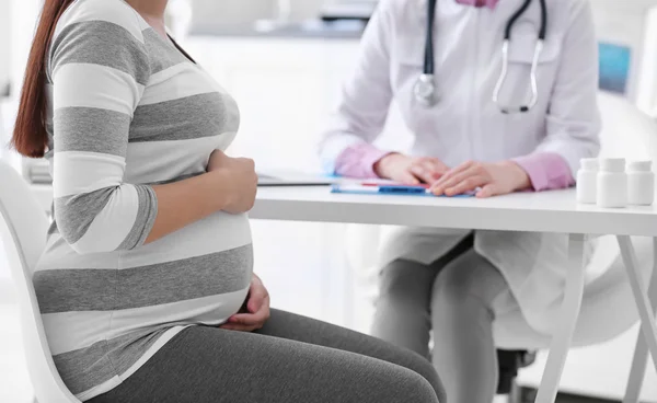 गर्भवती महिला डॉक्टर भेट देत — स्टॉक फोटो, इमेज
