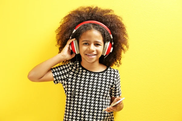 Afro-amerykański dziewczynka ze słuchawkami — Zdjęcie stockowe