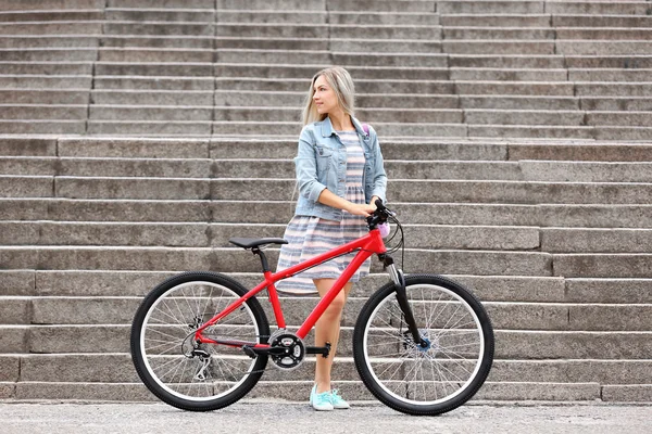 Hermosa chica con bicicleta en la calle — Foto de Stock