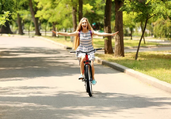 Vacker flicka ridning cykel — Stockfoto