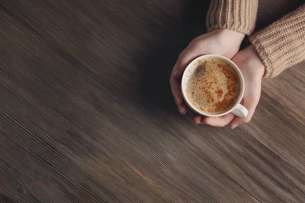 Mani femminili che tengono la tazza di caffè — Foto Stock