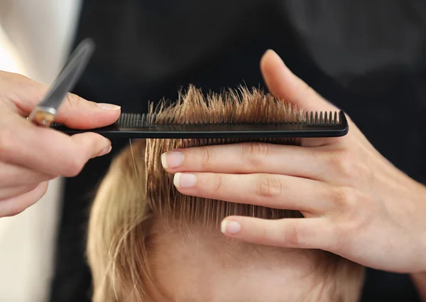 Las manos de peluquero haciendo peinado —  Fotos de Stock