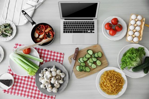 Laptop mit Zutaten, Draufsicht — Stockfoto