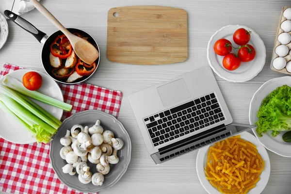 Ordenador portátil con ingredientes, vista superior —  Fotos de Stock