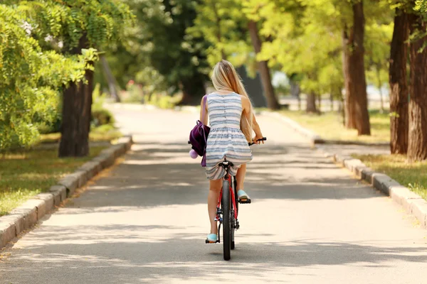 Flicka ridning cykeln på gatan — Stockfoto