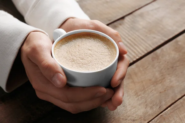 Man memegang di tangan cangkir kopi — Stok Foto