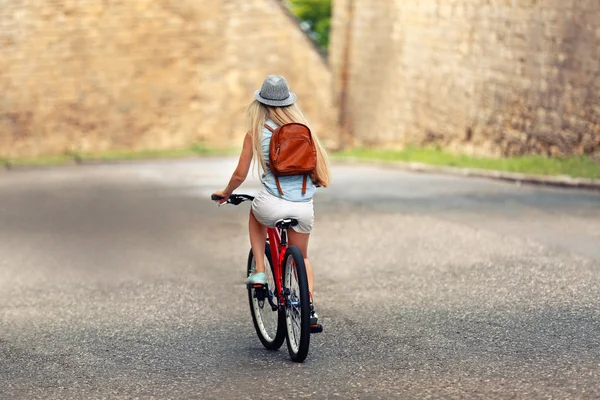 Chica montando bicicleta en la calle — Foto de Stock