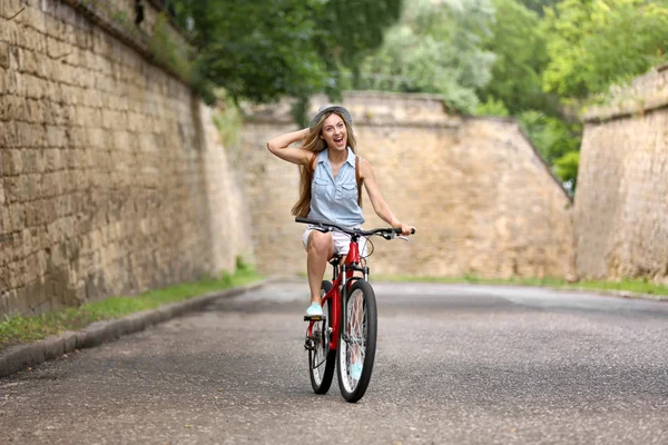 Menina bonita andar de bicicleta — Fotografia de Stock