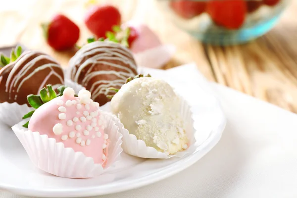 Morangos cobertos com chocolate diferente — Fotografia de Stock