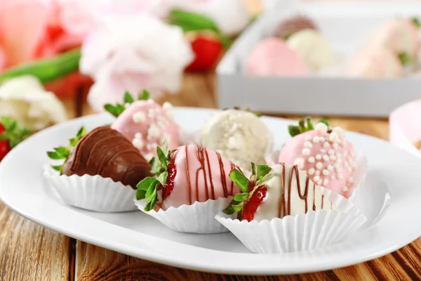 Aardbeien bedekt met verschillende chocolade — Stockfoto