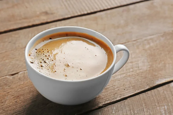Cangkir kopi putih dengan latar belakang kayu — Stok Foto