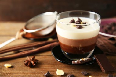 Dekorasyonu ile katmanlı tatlı 