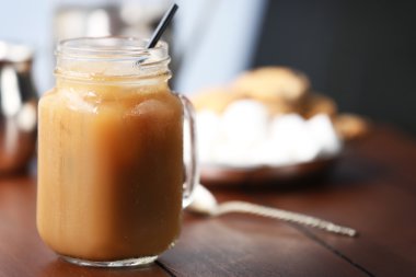 Cam kavanozda buzlu kahve.