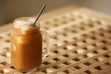 Cam kavanozda buzlu kahve.