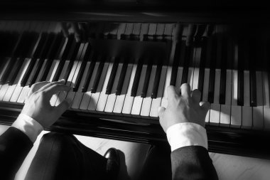 Piyano çalan müzisyen