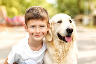 çocuk ve sevimli köpek 