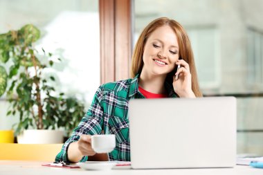 Yaratıcı kız laptop ile çalışma 