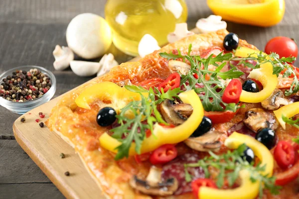 Heerlijke pizza en groenten — Stockfoto