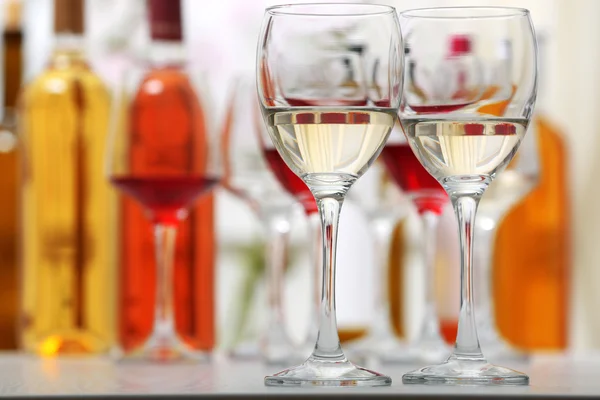 Copas de vino con vino tinto y blanco — Foto de Stock