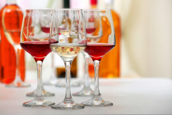 Wijnglazen met rode en witte wijn — Stockfoto