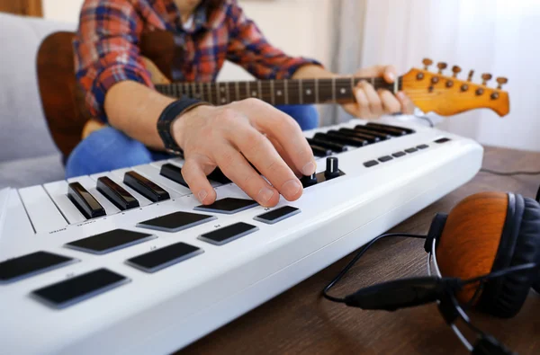 Homme avec guitare et synthétiseur — Photo