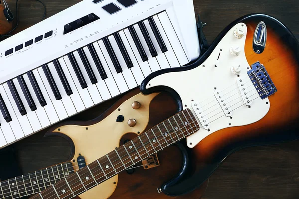 Elektro gitar ve synthesizer — Stok fotoğraf