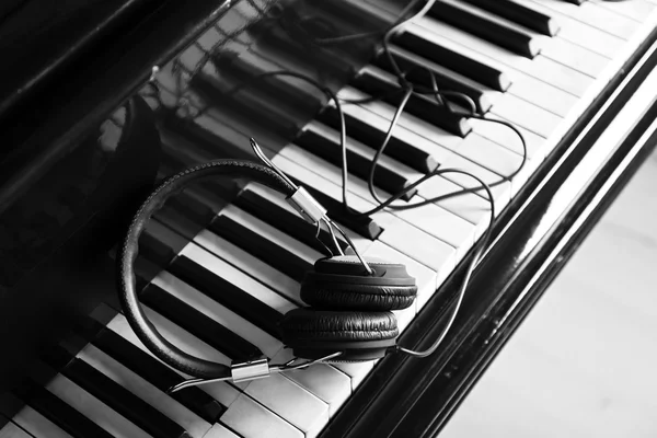 Headphones on piano keys — Stock Photo, Image