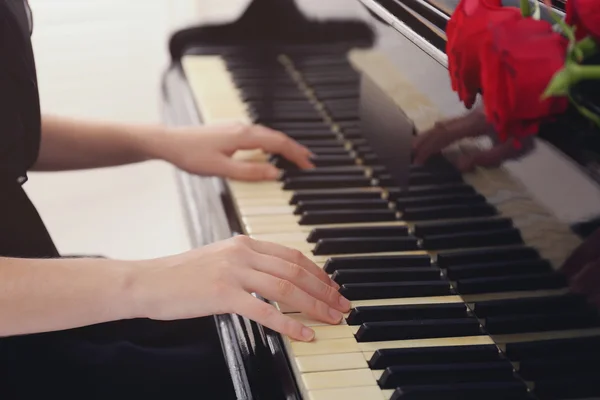 Chica jugando en el piano — Foto de Stock