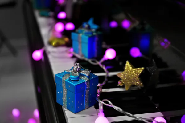 Teclas de piano con decoraciones navideñas — Foto de Stock