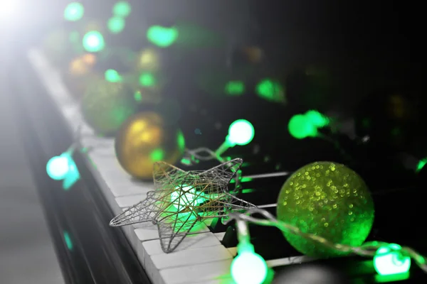 Teclas de piano con decoraciones navideñas —  Fotos de Stock