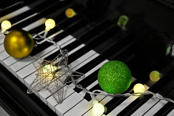 Clés de piano avec décorations de Noël — Photo